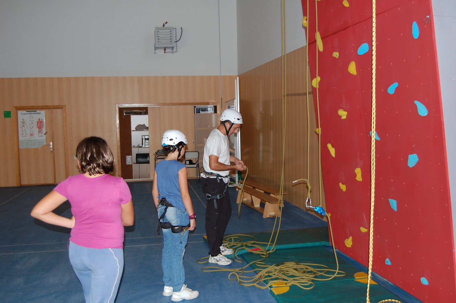 www.torrejoncillotodonoticias.com_inauguracion_rocodromo_ieso_via_dalmacia_torrejoncillo_-_2009_0006