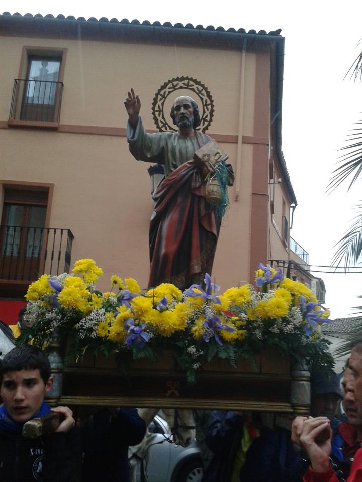 San Pedro ya está en Torrejoncillo tras un trayecto pasado por agua