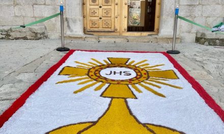 ALFOMBRA DE SAL PARA RECIBIR AL CORPUS CRISTHI