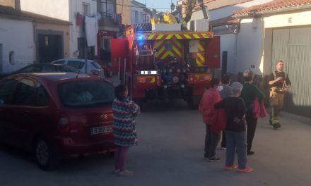 3000 litros del Pozo la Ceba utilizan los bomberos para la extinción del incendio de esta tarde