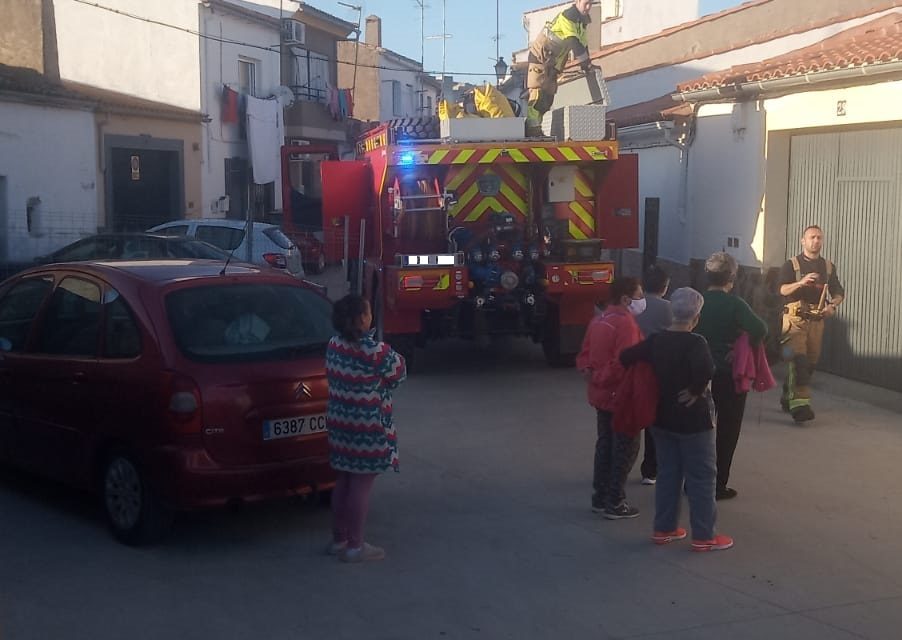 3000 litros del Pozo la Ceba utilizan los bomberos para la extinción del incendio de esta tarde