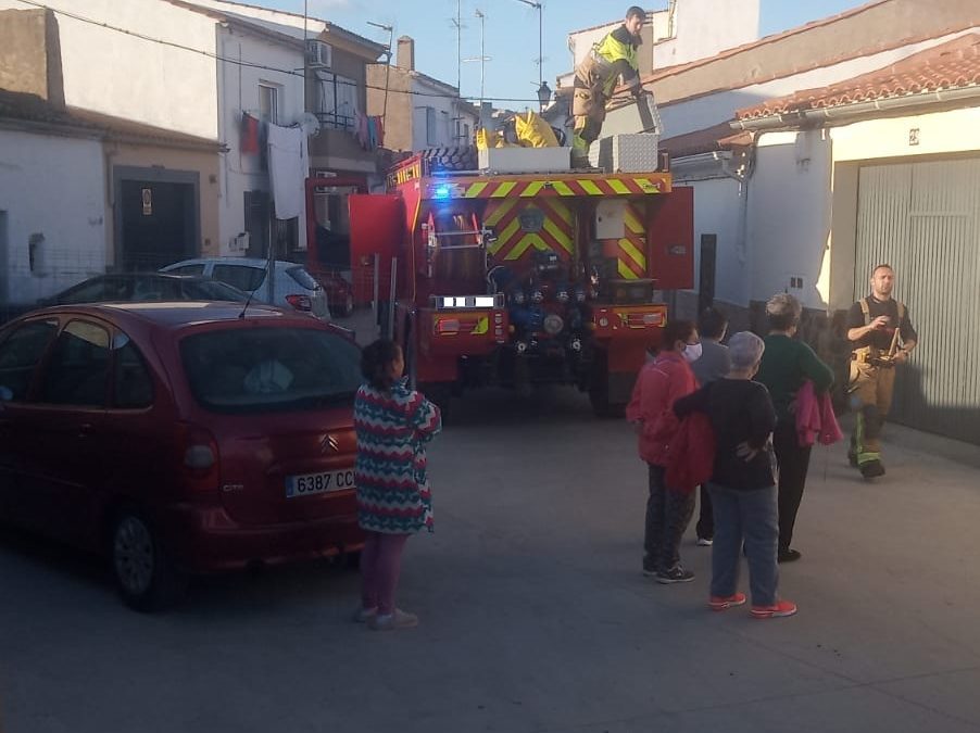 3000 litros del Pozo la Ceba utilizan los bomberos para la extinción del incendio de esta tarde