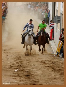 Serrano Moreno (izquierda) es un amante del caballo habitual en las carreras de la "Romería Chica" - ISMAEL DUARTE