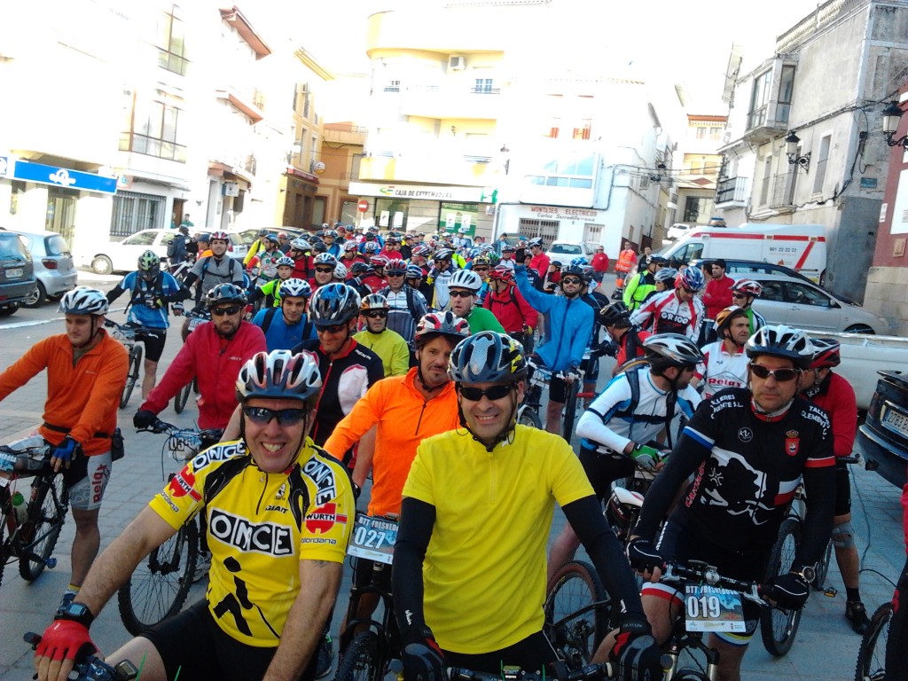 60 participantes tomaron la salida de la I BTT Fresnedosa en la Plaza Mayor de Torrejoncillo - DINAMIZACIÓN DEPORTIVA