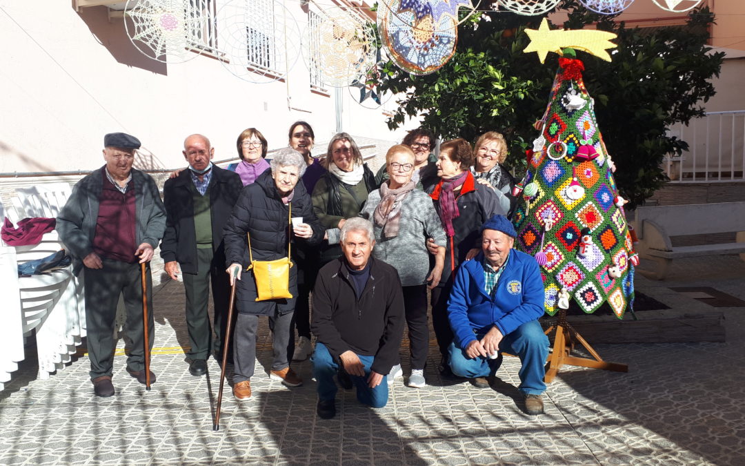 Árbol de Navidad de mano del grupo “ Soles”.
