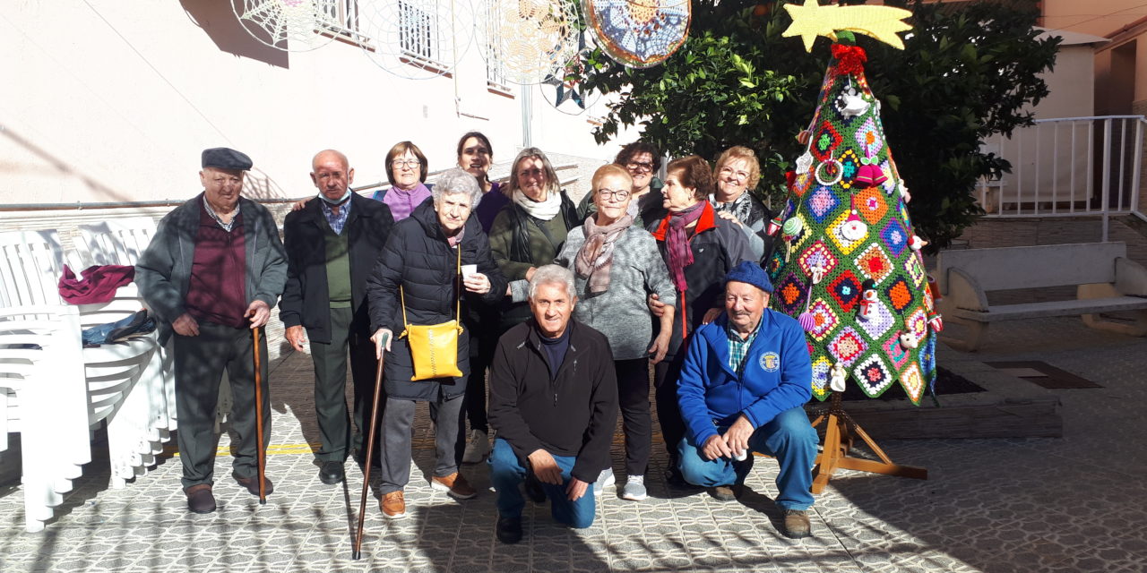 Árbol de Navidad de mano del grupo “ Soles”.