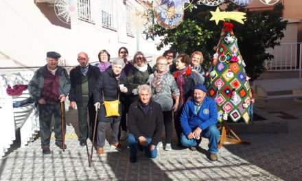 Árbol de Navidad de mano del grupo “ Soles”.