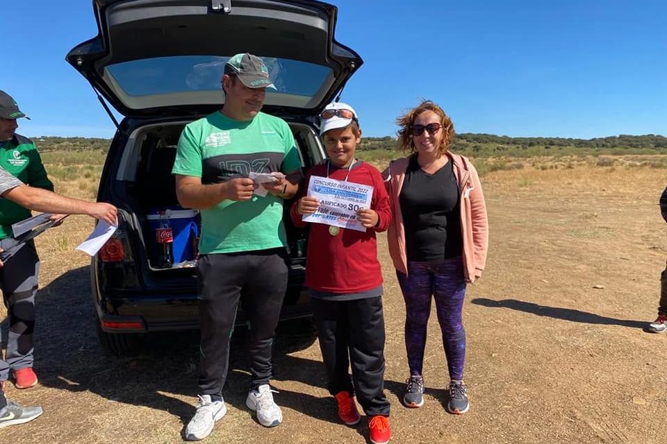 Rubén González ganador del último concurso infantil de la temporada 2022 de la Sociedad de Pescadores Los Encinares de Torrejoncillo.