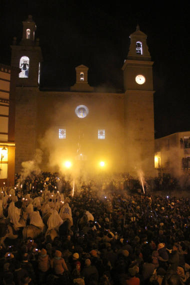 300 jinetes ‘encamisaos’ lanzan salvas a la Virgen en Torrejoncillo