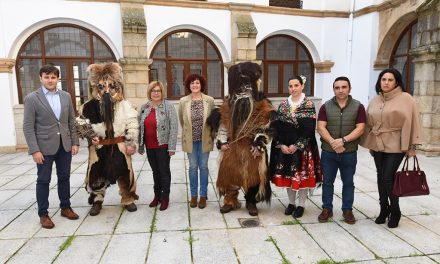 La presidenta aplaude el trabajo de los acehucheños para conseguir que Las Carantoñas sean Fiesta de Interés Turístico Nacional