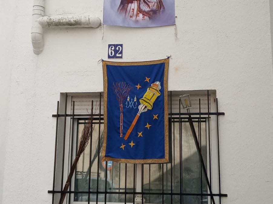 Las fachadas de torrejoncillo se aderezán para este día