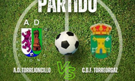 A cinco jornadas del final de la liga el AD Torrejoncillo sigue defendiendo los colores locales en la Primera División Regional