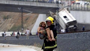 Un bombero rescata a una niña del tren descarrilado el pasado 24 de julio en Santiago de Compostela - CEDIDA