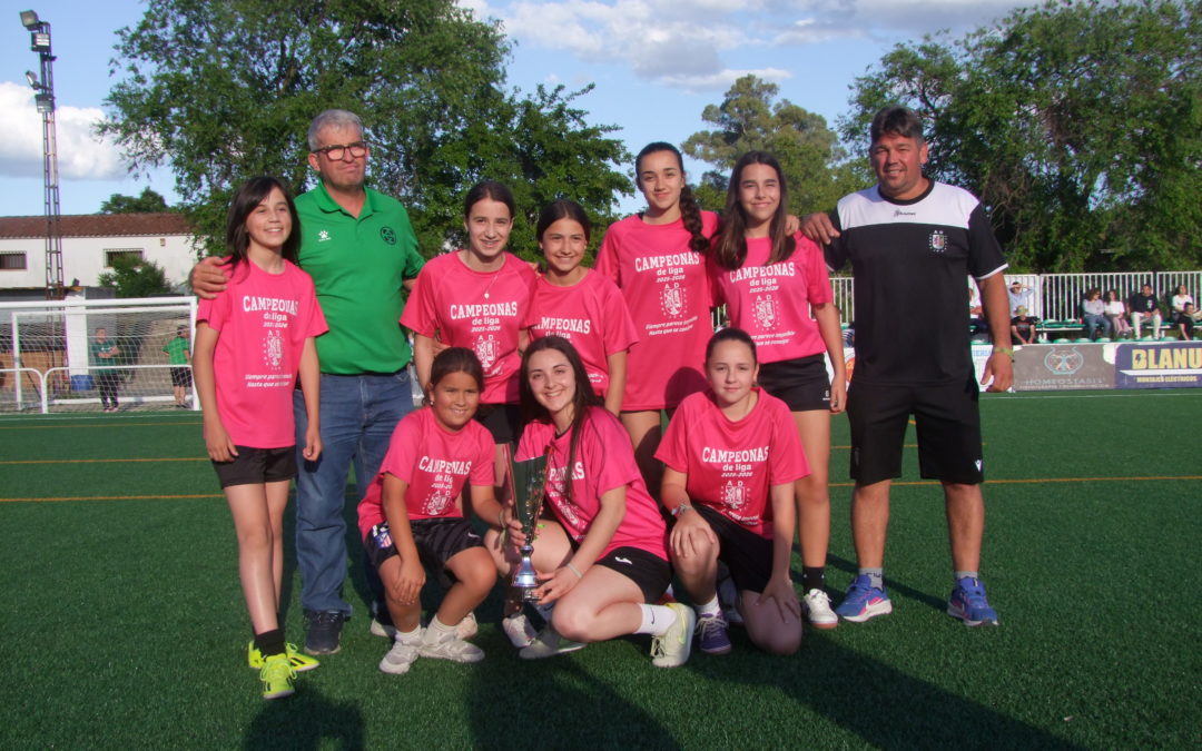 El AD Torrejoncillo ha recibido hoy de la mano de la Federación Extremeña de Futbol el trofeo que les acredita como ganadores de liga