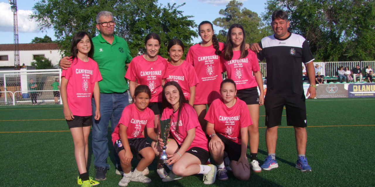 El AD Torrejoncillo ha recibido hoy de la mano de la Federación Extremeña de Futbol el trofeo que les acredita como ganadores de liga