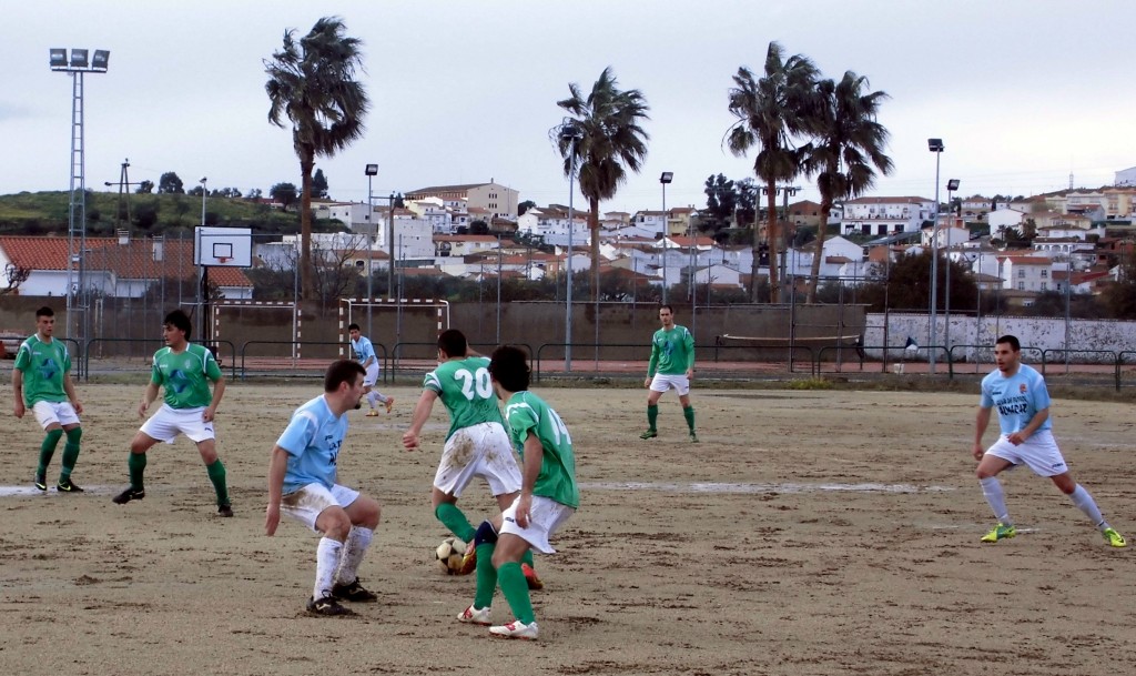 Lance del juego en el AD Torrejoncillo 5-0 EF Almaraz - RICARDO LÓPEZ