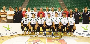 Mario con la plantilla de A.D. Extremadura de fútbol cuando militaba en la división de plata.