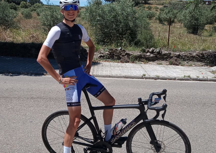 Quieres apoyar a Adrián en la Vuelta Ciclista a Extremadura pues conéctate y apoya a nuestro ciclista