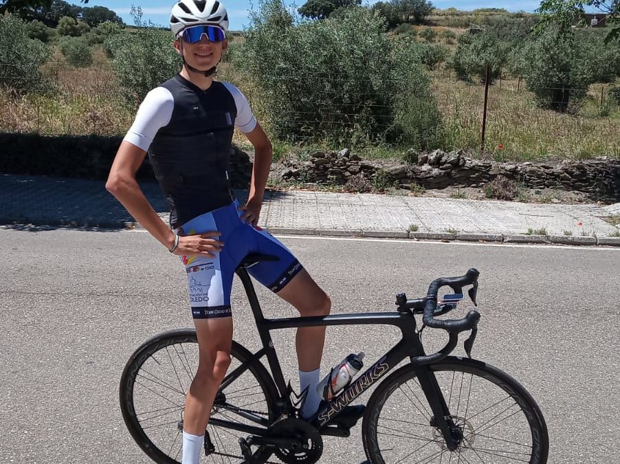 Quieres apoyar a Adrián en la Vuelta Ciclista a Extremadura pues conéctate y apoya a nuestro ciclista