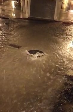 Espectacular trombas de agua que provocaban desperfectos en Torrejoncillo