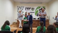Ana Oliva recibida por el  presidente de la Federación Extremeña de Fútbol