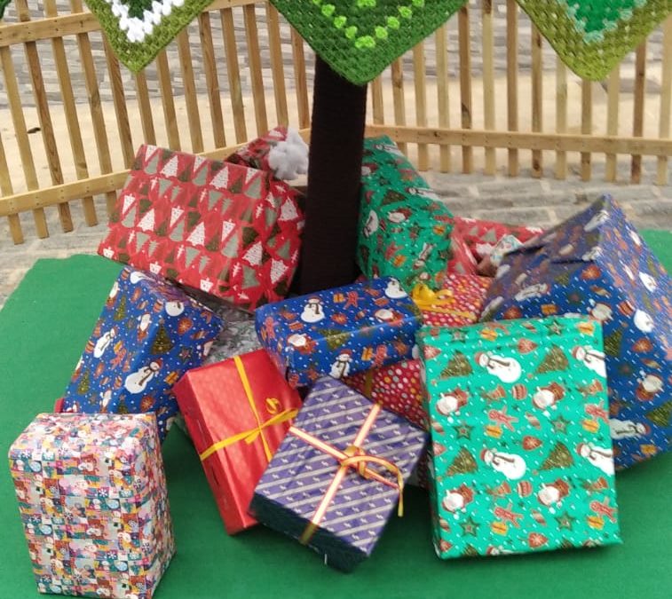 Ya luce al completo el árbol realizado por la Asociación de Amas de Casa Maria Inmaculada