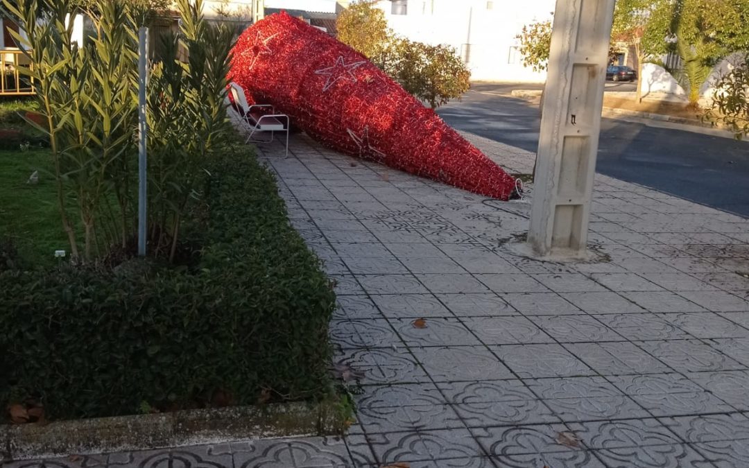 El viento derriba el árbol navideño de Valdencin