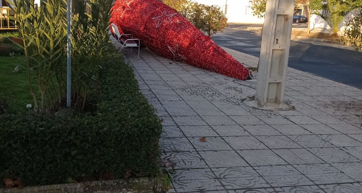 El viento derriba el árbol navideño de Valdencin