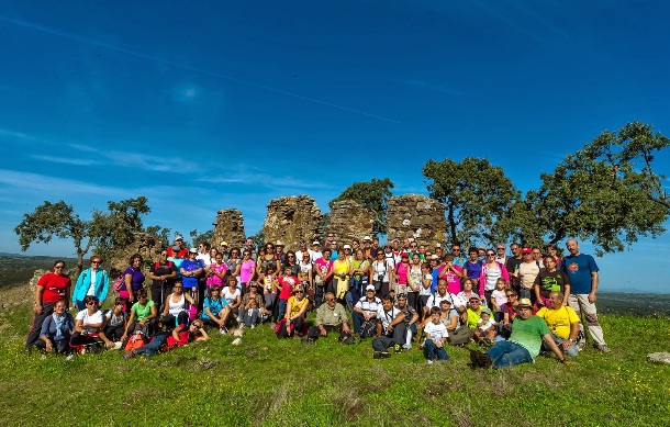 Más de 80 senderistas visitaron las ruinas de San Pedro el Viejo