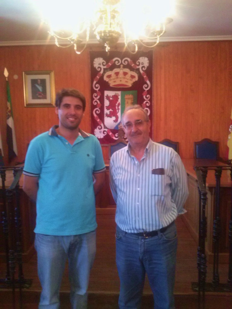 Visita del alcalde de Torrejoncillo del Rey a nuestra localidad
