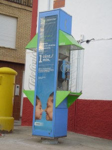 Nueva cabina telefónica instalada en la Plaza de la Vega - MIGUEL ÁNGEL LORENZO