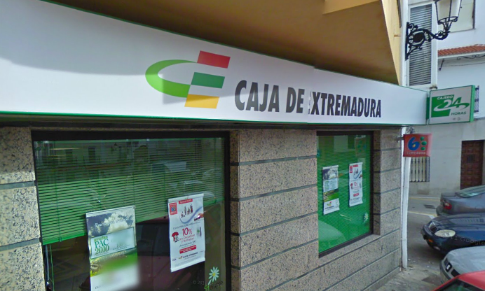 Una mujer de 65 años se atrincheró en la Caja Extremadura de Torrejoncillo