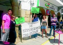 La protesta torrejoncillana por las subordinadas de Caja Extremadura tiene su eco en Cáceres y Galisteo