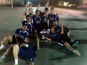 Víctor Arroyo (de blanco) y Mario López (de rodillas a la derecha) ganaron el 24 horas de Rincón del Obispo con Serfinex - CEDIDA