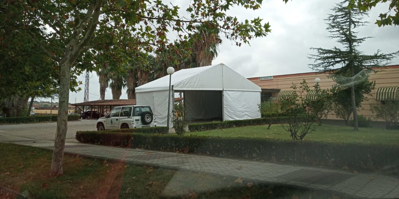 Instalada carpa en las proximidades del Centro de Salud por si fuera necesaria  para realizar PCR