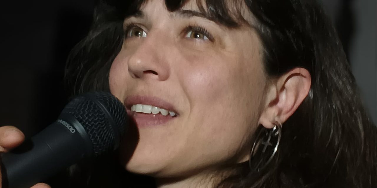 “Bajo el magnolio” arranca este miércoles con el recital poético-musical “Apenas gritar”, de Charlotte Lecharlier