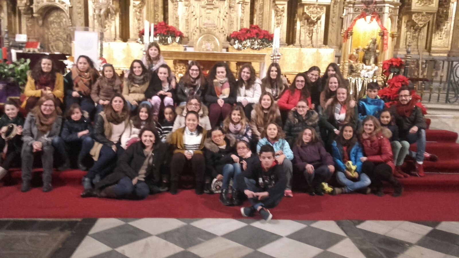 El coro parroquial de jóvenes de Torrejoncillo animó el Pórtico de la Navidad en Coria