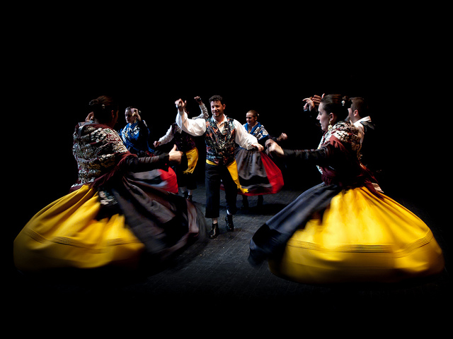 Coros y Danzas de Torrejoncillo en el Festival Valdelacalzada en Flor