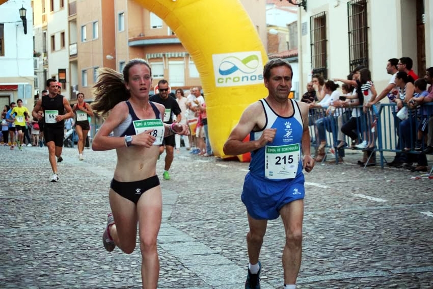 Andrea Testón, campeona del Cross Urbano de Coria, y Pepe Moreno, pasado, presente y futuro del Club Atletismo Torrejoncillo - ATLETISMO CAURIENSE