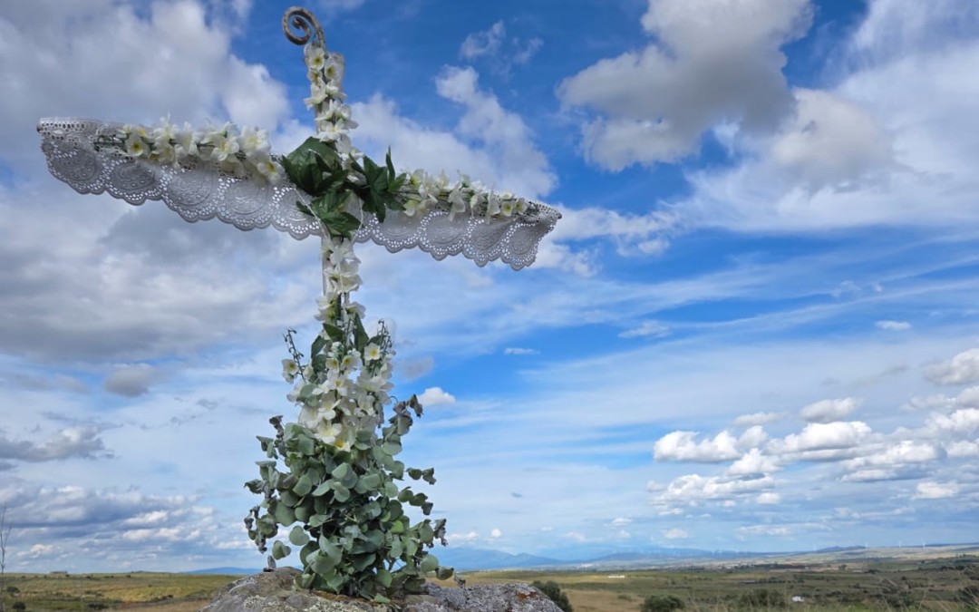 Ayer Torrejoncillo volvió a engalanar sus cruces