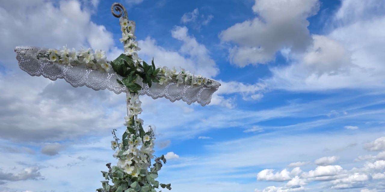 Ayer Torrejoncillo volvió a engalanar sus cruces