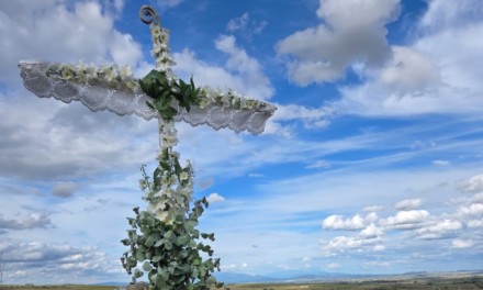 Ayer Torrejoncillo volvió a engalanar sus cruces
