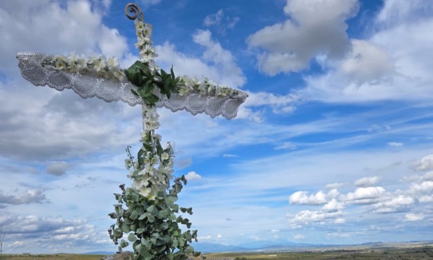 Ayer Torrejoncillo volvió a engalanar sus cruces