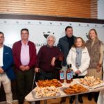 Llega el 7 de diciembre y Torrejoncillo vive su día grande, La Encamisá, que vuelve a llenar sus calles de jinetes, vivas, hogueras y el olor a pólvora de las escopetas