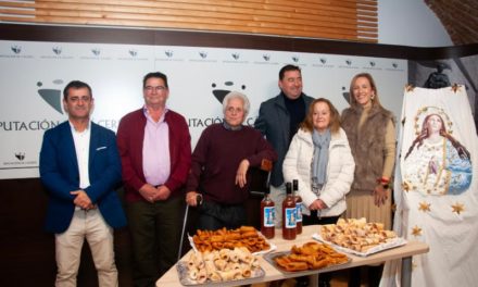 Llega el 7 de diciembre y Torrejoncillo vive su día grande, La Encamisá, que vuelve a llenar sus calles de jinetes, vivas, hogueras y el olor a pólvora de las escopetas