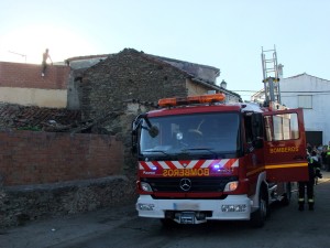 Bomberos en Torrejoncillo el pasado mes de julio - ISMAEL DUARTE