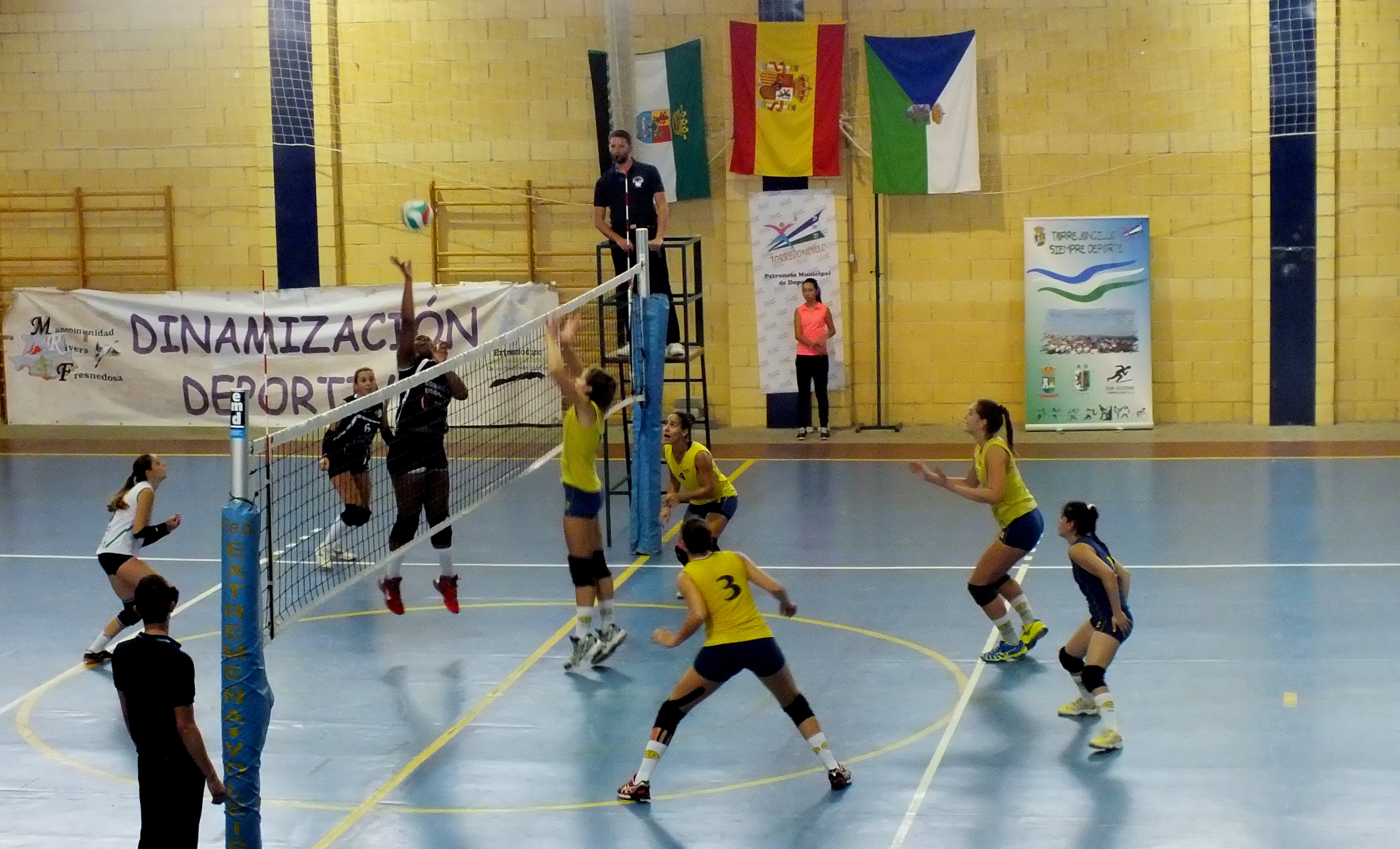 El Extremadura Arroyo y el Atletico Voleibol Clube ofrecieron un gran espectáculo
