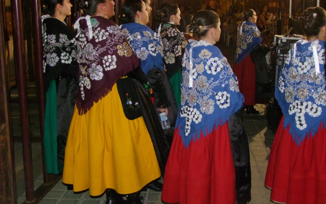 Desfile del traje típico torrejoncillano en JATO