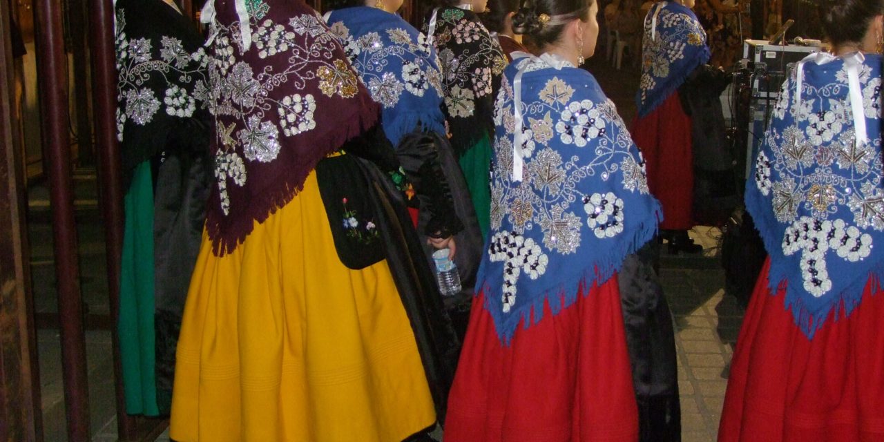 Desfile del traje típico torrejoncillano en JATO