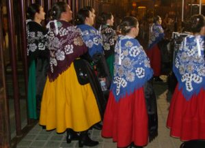 Desfile del traje típico torrejoncillano en JATO